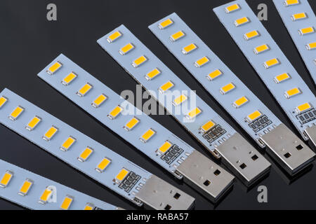 Foto macro di a buon mercato cinese alimentato tramite USB luci a LED - basso consumo energetico illuminazione utilizzato per il campeggio, uso portatile di emergenza sorgente luminosa, ecc. Foto Stock