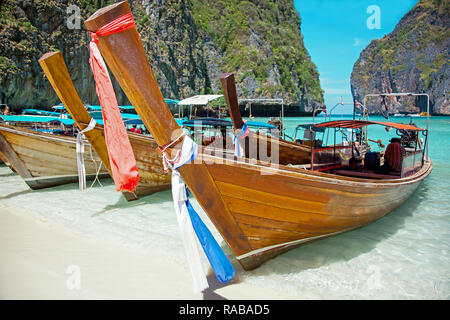 Long Tail barche in Maya Bay di Ko Phi Phi island Thailandia Foto Stock