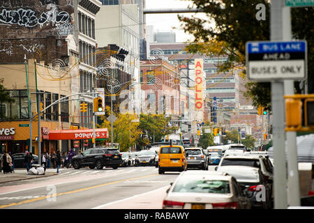 La vita quotidiana in Harlem con il famoso Teatro Apollo in background. Foto Stock