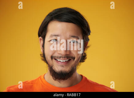 Felice ragazzo asiatico headshot su giallo colore di sfondo Foto Stock