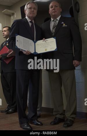 Il segretario della Marina Militare, Ray Mabus, presenta la stella d'argento per la proteina antigenica HM1 Michael Atkinson (RET) durante una cerimonia di premiazione al Marine Corps Air Station Cherry Point, N.C., Gennaio 13, 2017. Atkinson ha ricevuto la stella d'argento per la cospicua galanteria e intrepidity in azione contro il nemico il 4 aprile 2003 mentre serve come un Corpsman con società E, 3d assalto anfibio battaglione, a sostegno del 2d Battaglione, 5 Marines, 1° Divisione Marine, I Marine Expeditionary Force durante l'Operazione Iraqi Freedom. Foto Stock