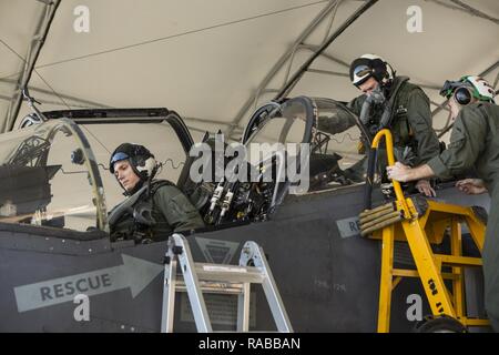 Il segretario della Marina Ray Mabus, destra, pannelli a TAV-8B Harrier da attacco Marine Training Squadron (VMAT) 203 durante una visita al Marine Corps Air Station Cherry Point, N.C., Gennaio 13, 2017. Mabus visitato GLI ICM Cherry Point per una cerimonia di premiazione tenutasi per prima i membri del servizio nell'attacco Marine Training Squadron 203 camera pronta. Foto Stock