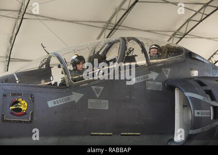 Il segretario della Marina Ray Mabus, destra, pannelli a TAV-8B Harrier da attacco Marine Training Squadron (VMAT) 203 durante una visita al Marine Corps Air Station Cherry Point, N.C., Gennaio 13, 2017. Mabus visitato GLI ICM Cherry Point per una cerimonia di premiazione tenutasi per prima i membri del servizio nell'attacco Marine Training Squadron 203 camera pronta. Foto Stock