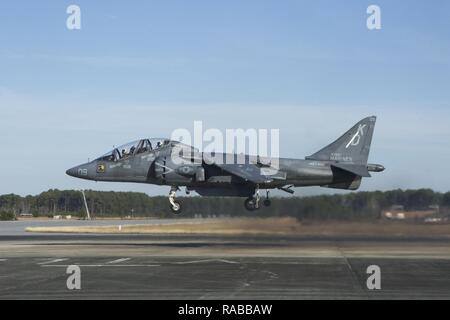 Il segretario della Marina Ray Mabus scorre come un passeggero in un TAV-8B Harrier da attacco Marine Training Squadron (VMAT) 203 al Marine Corps Air Station Cherry Point, N.C., Gennaio 13, 2017. Mabus visitato GLI ICM Cherry Point per una cerimonia di premiazione tenutasi per prima i membri del servizio in VMAT-203 camera pronta. Foto Stock