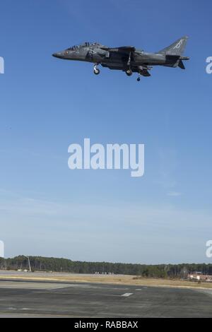 Il segretario della Marina Ray Mabus scorre come un passeggero in un TAV-8B Harrier da attacco Marine Training Squadron (VMAT) 203 al Marine Corps Air Station Cherry Point, N.C., Gennaio 13, 2017. Mabus visitato GLI ICM Cherry Point per una cerimonia di premiazione tenutasi per prima i membri del servizio in VMAT-203 camera pronta. Foto Stock