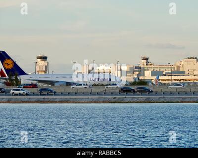 Lufthansa Airbus A380-800 Johannesburg aereo in rullaggio per il gate all'Aeroporto Internazionale di Miami e a Miami, Florida, Stati Uniti d'America. Foto Stock