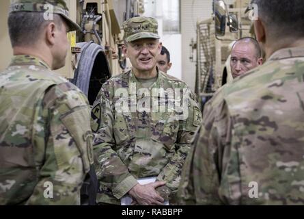 Gen. Daniel Allyn, Vice Capo di Stato Maggiore dell esercito, parla con i dirigenti senior delle 401 Campo dell'esercito brigata di supporto, 1 supporto comando (teatro), durante il suo tour di esercito Prepositioned Stock - Kuwait (AP-5) a Gennaio 13, 2017 a Camp Arifjan in Kuwait. Allyn camminato attraverso il nuovo edificio di magazzini per rafforzare la sua comprensione del gruppo e delle sue attrezzature. Foto Stock