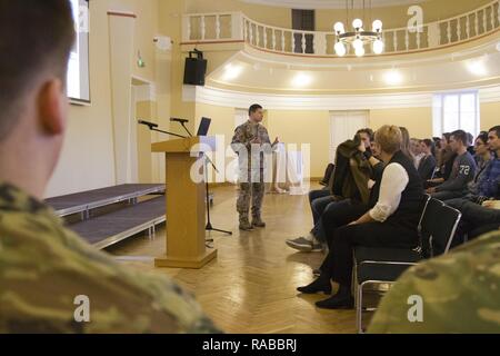 Agris Baranovskis, capo della sezione Sicurezza per la Lettonia il Ministero della Difesa, offre una presentazione per gli studenti alla riga Technical University di alta scuola in Riga, Lettonia, Gennaio 12, 2017. Stati Uniti Paracadutisti dell'esercito, assegnato alla sede centrale e sede società, 2° Battaglione, 503rd Reggimento di Fanteria, 173rd Brigata Aerea, condiviso un video della propria formazione e di interagire con gli studenti. Il 173rd Brigata Aerea, con sede in Vicenza, Italia, è l'esercito di contingenza Forza di risposta in Europa ed è in grado di proiettare le forze per condurre una completa gamma di operazioni militari in tutta l'Onu Foto Stock