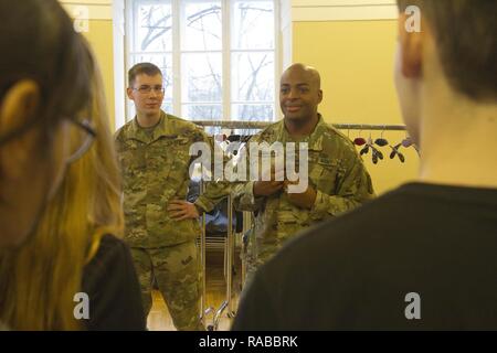 Stati Uniti Pfc dell'esercito. Hayden Hughes (sinistra) e U.S. Il personale dell'esercito Sgt. Justin Johnson (a destra), paracadutisti assegnato alla sede centrale e sede azienda,2° Battaglione, 503rd Reggimento di Fanteria, 173rd Brigata Aerea, rispondere alle domande da studenti lettoni CIRCA GLI STATI UNITI Esercito a seguito di una presentazione alla riga Technical University di alta scuola in Riga, Lettonia, Gennaio 12, 2017. Il 173rd Brigata Aerea, con sede in Vicenza, Italia, è l'esercito di contingenza Forza di risposta in Europa ed è in grado di proiettare le forze per condurre una completa gamma di operazioni militari su tutto il territorio degli Stati Uniti, europeo Centra Foto Stock