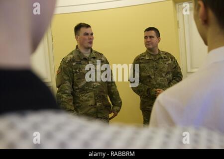 Il lettone gli studenti chiedono un U.S. Paracadutista esercito, assegnato alla sede centrale e sede società, 2° Battaglione, 503rd Reggimento di Fanteria, 173rd Brigata Aerea, Esercito circa la vita e la formazione a seguito di una presentazione alla riga Technical University di alta scuola in Riga, Lettonia, Gennaio 12, 2017. Il 173rd Brigata Aerea, con sede in Vicenza, Italia, è l'esercito di contingenza Forza di risposta in Europa ed è in grado di proiettare le forze per condurre una completa gamma di operazioni militari su tutto il territorio degli Stati Uniti, europeo centrale e comando Africa aree di responsabilità entro 18 ore. Funzionamento Atlantic Foto Stock