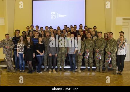 Stati Uniti Paracadutisti dell'esercito, assegnato alla sede centrale e sede società, 2° Battaglione, 503rd Reggimento di Fanteria, 173rd Brigata Aerea, join Baranovskis Agris, capo della sezione Sicurezza per la Lettonia il ministero della difesa e gli studenti lettoni per una foto di gruppo a seguito di una presentazione presso l'Engineering di alta scuola di Riga Technical University in Riga, Lettonia, Gennaio 12, 2017. Il 173rd Brigata Aerea, con sede in Vicenza, Italia, è l'esercito di contingenza Forza di risposta in Europa ed è in grado di proiettare le forze per condurre una completa gamma di operazioni militari attraverso gli Stati Uniti Europa Foto Stock