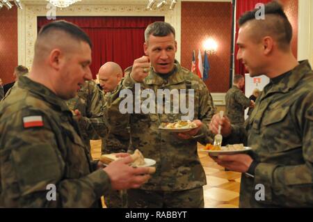 Stati Uniti e soldati polacchi conversare a una cena informale sulla sicurezza della Polonia giorno nel Cristallo Palace a Zagan, Polonia, 14 gennaio 2017. Stati Uniti I soldati dell esercito assegnati al 3° Brigata corazzate contro la squadra, 4a divisione di fanteria, arrivati di recente in Polonia, segnando l'inizio di back-to-back rotazioni delle brigate corazzate in Europa come parte di Operazione Atlantic risolvere. Veicoli e attrezzature per un totale di oltre 2.700 pezzi, vengono spediti in Polonia per la certificazione prima della distribuzione in tutta Europa per l'uso nella formazione di nazioni partner. Questa rotazione aumenterà la capacità di dissuasione del regio Foto Stock