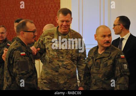 (Centro) U.S. Esercito Brig. Gen. Kenneth L. Kamper, vice comandante generale, 4a divisione di fanteria, saluta i soldati polacchi durante una cena informale sulla sicurezza della Polonia giorno nel Cristallo Palace a Zagan, Polonia, 14 gennaio 2017. Stati Uniti I soldati dell esercito assegnati al 3° Brigata corazzate contro la squadra, 4a divisione di fanteria, arrivati di recente in Polonia, segnando l'inizio di back-to-back rotazioni delle brigate corazzate in Europa come parte di Operazione Atlantic risolvere. Veicoli e attrezzature per un totale di oltre 2.700 pezzi, vengono spediti in Polonia per la certificazione prima della distribuzione in tutta Europa per l'uso di tr Foto Stock