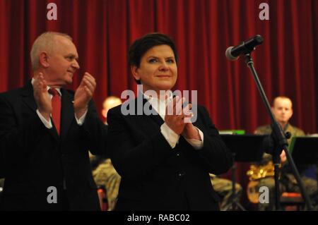 Il Primo Ministro polacco Beata Szydlo applaude durante una cena informale nel Cristallo Palace a Zagan, Polonia, 14 gennaio 2017. La cena era parte di sicuro la Polonia giorno una nazione a livello di celebrazione e di benvenuto di formale delle truppe degli Stati Uniti per la Polonia. Stati Uniti I soldati dell esercito assegnati al 3° Brigata corazzate contro la squadra, 4a divisione di fanteria, arrivati di recente in Polonia, segnando l'inizio di back-to-back rotazioni delle brigate corazzate in Europa come parte di Operazione Atlantic risolvere. Veicoli e attrezzature per un totale di oltre 2.700 pezzi, vengono spediti in Polonia per la certificazione prima della distribuzione in tutta Europa Foto Stock