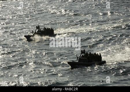 Marines con la XXIV Marine Expeditionary Unit marittima Raid e i marinai con USS Mesa Verde (LPD 19), condurre una visita, scheda, ricerca e sequestro evento di formazione in mare, 14 gennaio 2017 durante la formazione composito di esercizio dell'unità. COMPTUEX è una compilazione di una serie di scenari di addestramento progettato per solidificare la coesione unità e perfezionare l'efficienza operativa prima della loro prossima distribuzione come una unità integrata. Foto Stock