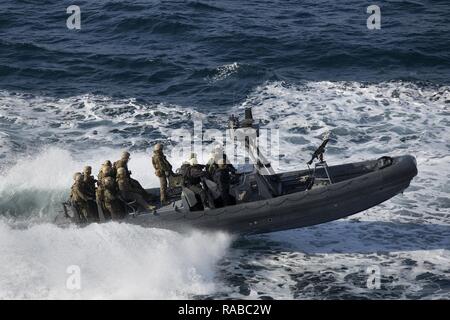 Marines con la XXIV Marine Expeditionary Unit marittima Raid e i marinai con USS Mesa Verde (LPD 19), condurre una visita, scheda, ricerca e sequestro evento di formazione in mare, 14 gennaio 2017 durante la formazione composito di esercizio dell'unità. COMPTUEX è una compilazione di una serie di scenari di addestramento progettato per solidificare la coesione unità e perfezionare l'efficienza operativa prima della loro prossima distribuzione come una unità integrata. Foto Stock