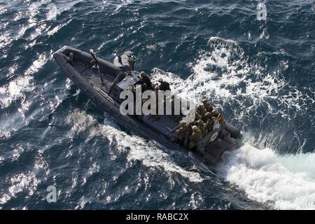 Marines con la XXIV Marine Expeditionary Unit marittima Raid e i marinai con USS Mesa Verde (LPD 19), condurre una visita, scheda, ricerca e sequestro evento di formazione in mare, 14 gennaio 2017 durante la formazione composito di esercizio dell'unità. COMPTUEX è una compilazione di una serie di scenari di addestramento progettato per solidificare la coesione unità e perfezionare l'efficienza operativa prima della loro prossima distribuzione come una unità integrata. Foto Stock