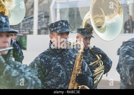 WASHINGTON (15 gennaio 2017) Senior Chief Musician Luis Hernandez marche con gli Stati Uniti La banda della marina come essi provano i loro movimenti parata davanti alla Casa Bianca lungo Pennsylvania Avenue, in preparazione per la 58th presidenziali inaugurazione programmata per il 20 gennaio. Foto Stock