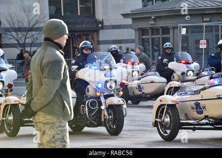 La Metropolitan Police Department del Distretto di Columbia conduce la scorta presidenziale su Pennsylvania Avenue durante il Dipartimento della Difesa la prova della Parata inaugurale a Washington D.C., Gennaio 15, 2017. Più di 5 mila militari di fronte a tutti i rami delle forze armate degli Stati Uniti, inclusi quelli di riserva e la Guardia Nazionale componenti, forniti cerimoniale di supporto e sostegno per la difesa delle autorità civili durante il periodo inaugurale. Foto Stock