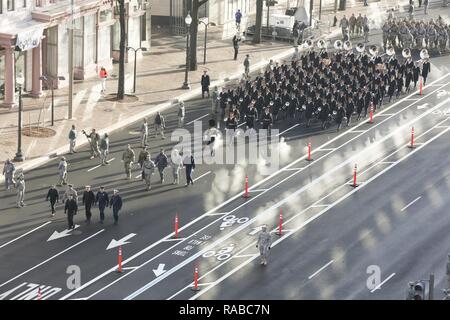 La banda dell'esercito degli Stati Uniti " Pershing proprio", marzo giù Pennsylvania Avenue durante la 58th presidenziale Parata inaugurale prova a Washington D.C., Gennaio 15, 2017. Più di 5000 militari membri provenienti da tutta tutti i rami delle forze armate degli Stati Uniti, inclusi quelli di riserva e la Guardia Nazionale componenti, forniti cerimoniale di supporto e sostegno per la difesa delle autorità civili durante il periodo inaugurale. Foto Stock