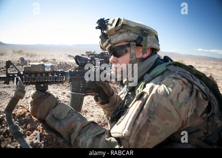 Sgt. Bryan Ryder, 1° Battaglione, xxiv Reggimento di Fanteria, Ft. Wainright, Alaska, tira la sicurezza durante l'esercizio, NTC 17-03, National Training Center, Ft. Irwin, ca., Gen 13, 2017. Il Centro Nazionale di Allenamento conduce dura, realistico, Unified terra operazioni con le nostre nazioni partner di azione per preparare la brigata di squadre di combattimento e di altre unità per combattere avendo cura di soldati e civili e membri della famiglia. Foto Stock
