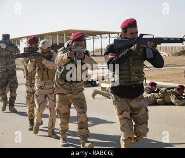 Soldati iracheni dal 7 esercito iracheno divisione delimitante la pratica durante il movimento di assalto di formazione presso Al Asad Air Base, Iraq, Gennaio 13, 2017. La formazione a costruire la capacità del partner sites è parte integrante della Combined Joint Task Force - operazione inerente a risolvere lo sforzo per addestrare le forze di sicurezza irachene personale per sconfiggere ISIL. CJTF-funzione OIR è la coalizione globale per sconfiggere ISIL in Iraq e la Siria. Foto Stock