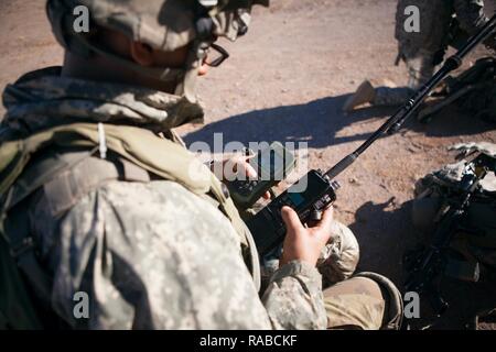 Stati Uniti Soldato dell'esercito, 3° Battaglione, XXI Reggimento di Fanteria, 1° Stryker Brigade Combat Team, XXV divisione di fanteria, preparare le radio durante l'esercizio, NTC 17-03, National Training Center, Ft. Irwin, ca., Gen 13, 2017. Il Centro Nazionale di Allenamento conduce dura, realistico, Unified terra operazioni con le nostre nazioni partner di azione per preparare la brigata di squadre di combattimento e di altre unità per combattere avendo cura di soldati e civili e membri della famiglia. Foto Stock