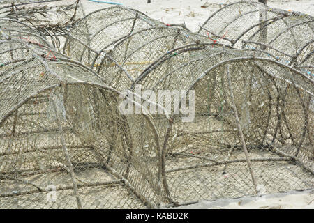 Trappole di granchio impilati vicino a bay in Thailandia Foto Stock