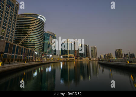 Dubai, Emirati Arabi Uniti - dic 9 2018. Vista notturna di Dubai Marina con riflessi nel porto di blue ora. Foto Stock