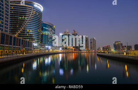 Dubai, Emirati Arabi Uniti - dic 9 2018. Vista notturna di Dubai Marina con riflessi nel porto di blue ora. Foto Stock