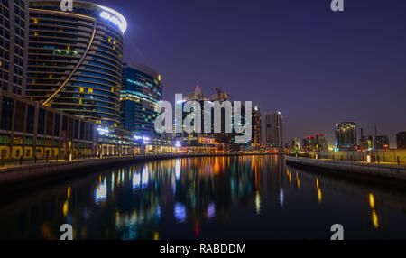 Dubai, Emirati Arabi Uniti - dic 9 2018. Vista notturna di Dubai Marina con riflessi nel porto di blue ora. Foto Stock