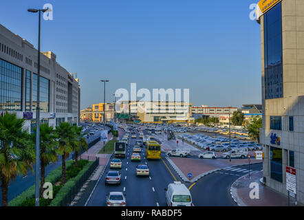 Dubai, Emirati Arabi Uniti - dic 9 2018. Street in Dubai, UAE. Dubai è una città globale e business hub del Medio Oriente. Foto Stock