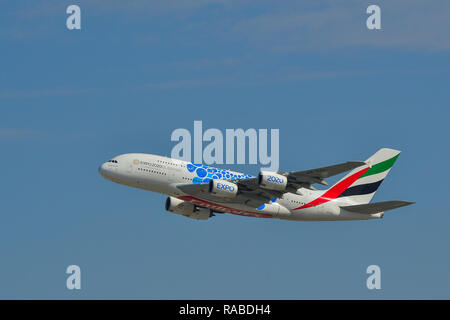 Dubai, Emirati Arabi Uniti - dic 9 2018. Un Airbus A380 di aereo Emirates il decollo dall'Aeroporto di Dubai (DXB). DXB è il terzo aeroporto più trafficato del mondo. Foto Stock