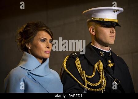 Melania Trump, scortato da un U.S. Marine, cammina verso la piattaforma 58th inaugurazione presidenziale a Washington, 20 gennaio, 2017. Più di 5 mila militari provenienti da tutta tutti i rami delle forze armate degli Stati Uniti, inclusi quelli di riserva e la Guardia Nazionale componenti, forniti cerimoniale di supporto e sostegno per la difesa delle autorità civili durante il periodo inaugurale. Foto Stock