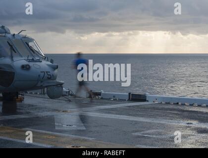 Oceano atlantico (GEN. 21, 2017) di un Marine costeggia un SH-60S Sea Hawk, assegnato al mare in elicottero squadrone di combattimento due sei, HSC caricabatterie, sul ponte di volo dell'assalto anfibio nave USS Bataan (LHD 5). Bataan è in corso composito conduttore unità di addestramento Esercizio (COMPTUEX) con il Bataan anfibio gruppo pronto in preparazione per una prossima distribuzione. Foto Stock