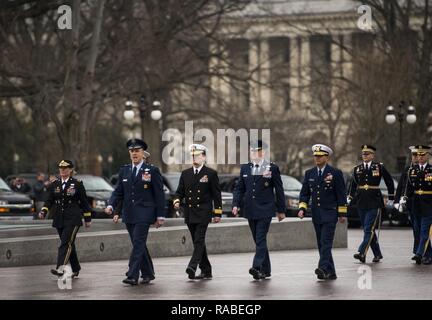 Brig. Gen. George Degnon, Joint Task Force Regione della Capitale Nazionale vice comandante, conduce la JTF-NCR gruppo di comando e la scorta presidenziale durante il passare in rassegna le truppe durante la 58th inaugurazione presidenziale a Washington, 20 gennaio, 2017. Più di 5 mila militari provenienti da tutta tutti i rami delle forze armate degli Stati Uniti, inclusi quelli di riserva e la Guardia Nazionale componenti, forniti cerimoniale di supporto e sostegno per la difesa delle autorità civili durante il periodo inaugurale. Foto Stock