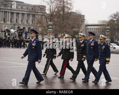 Brig. Gen. George Degnon, Joint Task Force Regione della Capitale Nazionale vice comandante, conduce la JTF-NCR gruppo di comando e la scorta presidenziale durante il passare in rassegna le truppe durante la 58th inaugurazione presidenziale a Washington, 20 gennaio, 2017. Più di 5 mila militari provenienti da tutta tutti i rami delle forze armate degli Stati Uniti, inclusi quelli di riserva e la Guardia Nazionale componenti, forniti cerimoniale di supporto e sostegno per la difesa delle autorità civili durante il periodo inaugurale. Foto Stock