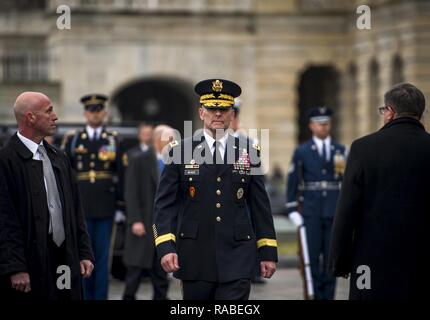 Stati Uniti Esercito il Mag. Gen. Bradley A. Becker, Joint Task Force Regione della Capitale Nazionale comandante generale, cammina verso il suo veicolo dopo la scorta Presidente Trump al suo veicolo per la Parata inaugurale durante la 58th inaugurazione presidenziale a Washington, 20 gennaio, 2017. Più di 5 mila militari provenienti da tutta tutti i rami delle forze armate degli Stati Uniti, inclusi quelli di riserva e la Guardia Nazionale componenti, forniti cerimoniale di supporto e sostegno per la difesa delle autorità civili durante il periodo inaugurale. Foto Stock