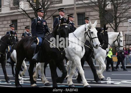 Stati Uniti I soldati assegnati al cassero plotone, 3° U.S. Esercito reggimento di fanteria, la vecchia guardia, marche da libertà Plaza lungo Pennsylvania Avenue, durante la 58th inaugurazione presidenziale, Washington, 20 gennaio, 2017. Più di 5 mila militari provenienti da tutta tutti i rami delle forze armate degli Stati Uniti, inclusi quelli di riserva e la Guardia Nazionale componenti, forniti cerimoniale di supporto e sostegno per la difesa delle autorità civili durante il periodo inaugurale. Foto Stock