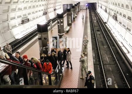 Indiana Guardia Nazionale pattuglia di soldati Centro federale sud-ovest della stazione della metropolitana di Washington D.C., 20 gennaio, 2017. Circa 7.500 Guardia Nazionale di soldati e aviatori da 44 membri, tre territori e il Distretto di Columbia sta fornendo la gestione della folla, la gestione del traffico, sicurezza e supporto logistico per la 58th inaugurazione presidenziale. (Guardia Nazionale Foto Stock