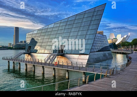 La forma distintivamente Louis Vuitton Isola Maison integrato in Marina Bay, Singapore, Louis Vuitton il primo sbocco nella città-stato Foto Stock