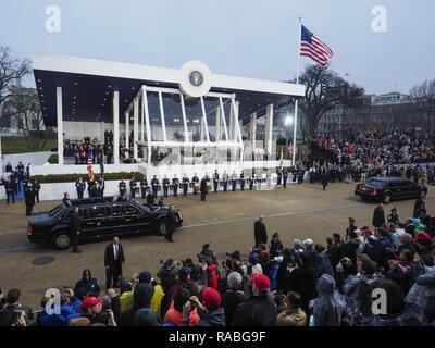 Stati Uniti Il servizio segreto veicoli formano un corteo di automobili per escort Presidente Trump lungo Pennsylvania Avenue durante la Parata inaugurale per il 58th inaugurazione presidenziale a Washington, 20 gennaio, 2017. Più di 5 mila militari provenienti da tutta tutti i rami delle forze armate degli Stati Uniti, inclusi quelli di riserva e la Guardia Nazionale componenti, forniti cerimoniale di supporto e sostegno per la difesa delle autorità civili durante il periodo inaugurale. Foto Stock