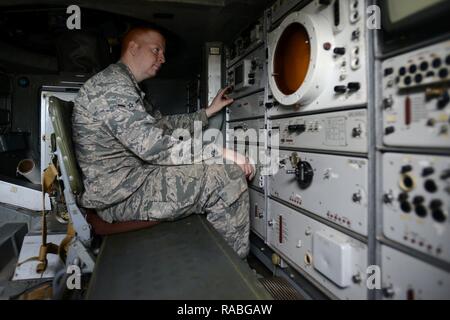 Stati Uniti Air Force Airman Jackson Gallia, ventesimo Manutenzione componenti Squadron equipaggi sistemi egress apprendista, si trova all'interno di una SA-8 Gecko "terra" del rullo lanciatore di missili terra-aria al sistema di Shaw Air Force Base, S.C., 20 gennaio, 2017. La SAM è stata prevista per la sessione informativa della Defence Intelligence Agency il missile Space Intelligence Center e la quarantaseiesima squadrone di prova assegnato a Eglin AFB, Fla. Foto Stock