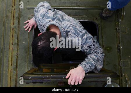 Un U.S. Airman salite in un SA-8 Gecko "terra" del rullo lanciatore di missili terra-aria al sistema di Shaw Air Force Base, S.C., 20 gennaio, 2017. La visita è stata destinata a dare Team Shaw un'esperienza pratica con il tipo di sistemi 20th Fighter Wing piloti treno per distruggere. Foto Stock