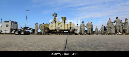 Stati Uniti Avieri partecipare in un "mostrare e comunicare" di una SA-8 Gecko "terra" del rullo lanciatore di missili terra-aria al sistema di Shaw Air Force Base, S.C., 20 gennaio, 2017. Circa 150-200 Team Shaw membri provenienti da vari campi di carriera attraverso la base ha partecipato all'evento. Foto Stock