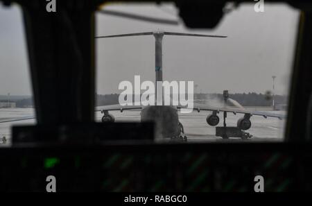 Stati Uniti Air Force Reserve aviatori lavora con la 721st Manutenzione aeromobili squadrone spray glicole di propilene su un C-17 Globemaster III a Ramstein Air Base, Germania, gennaio 24, 2017. Lo spray è stato usato per dispositivo l'aeromobile prima che se ne andò. In un fine settimana la 721st AMXS è responsabile per più missioni rispetto a tutte le altre squadre in Parlamento e la maniglia del Pacifico in un mese combinati. Foto Stock