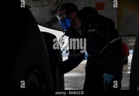 Il personale Sgt. Zachary Rodewig, 721st Manutenzione aeromobili squadrone C-5 Galaxy capo equipaggio, rimuove il cappuccio su di un pneumatico di una C-5 a Ramstein Air Base, Germania, gen. 4, 2017. Rodewig controllato la pressione di gonfiaggio di tutti i pneumatici 28 sul piano. La 721st AMXS ispeziona, riparazioni e servizi tutti i C-17 e C-5 Galaxy aerei che arrivano attraverso Ramstein. Foto Stock