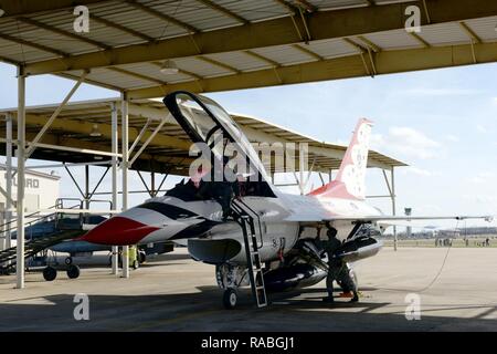 Il cap. Erik Gonsalves, U.S. Air Force Thunderbirds, pilota arriva sul campo Dannelly presso il Montgomery Rgional Aeroporto in un F-16D Thunderbird jet, 25 gennaio, 2017. Prima Gonsalves è arrivato, ha condotto un sondaggio di volo di Maxwell Air Force Base e la zona circostante per la imminente Air Show. Foto Stock