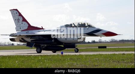 Un F-16D Thunderbird jet arriva sul campo Dannelly presso il Montgomery Rgional Aeroporto, 25 gennaio, 2017. Come Capt. Erik Gonsalves, U.S. Air Force Thunderbird pilota, è arrivato, ha condotto un sondaggio di volo di Maxwell Air Force Base e la zona circostante per la imminente Air Show. Foto Stock