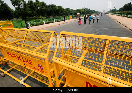 Nuova Delhi, 15 agosto 2018: giallo traffico barricate condizionati dalla polizia di Delhi su Rajpath in occasione dell'Indiano il Giorno di Indipendenza Foto Stock